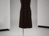 une photo d'une robe posée sur un mannequin dans une pièce
