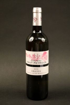 une bouteille de vin posée sur une table