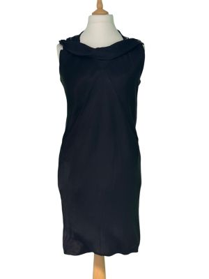 robe noire sans manches sur un mannequin