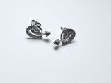 paire de boucles d'oreilles en argent ornées de cristaux verts sur fond blanc
