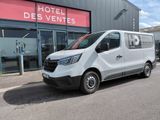 une camionnette blanche garée devant un bâtiment