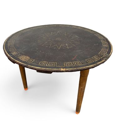 une image représentant une table noire ornée d'un motif en forme d'étoile