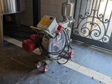 une machine posée par terre devant une porte