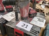 un grand nombre d'outils posés sur une table