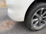 un gros plan sur un pneu d'une voiture blanche