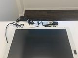 une image représentant une tablette blanche posée sur une table