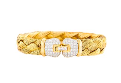 un bracelet en or jaune et diamants muni d'une double boucle
