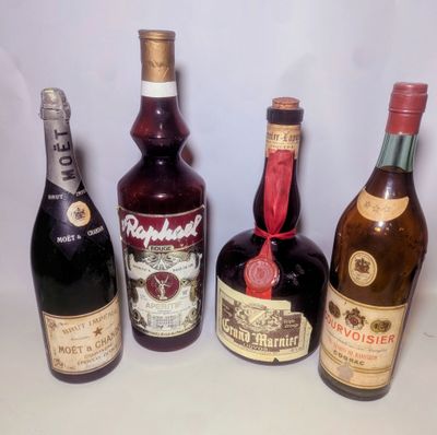 plusieurs bouteilles d'alcool sont alignées sur une table