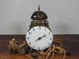 une horloge posée sur une table en bois