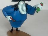 une figurine représentant un sorcier tenant une bouteille de vin