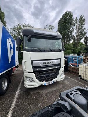 un camion qui est garé sur un terrain avec d'autres camions