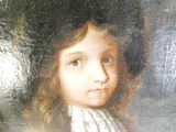 portrait d'un jeune garçon vêtu d'une robe blanche, coiffé d'un chapeau noir et portant une écharpe blanche