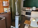 une image représentant une pièce avec une chaise et une lampe
