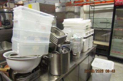 beaucoup de casseroles et de poêles sur le plan de travail de la cuisine