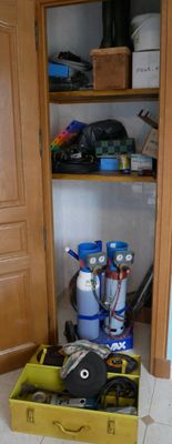 une boîte jaune contenant des outils, posée par terre