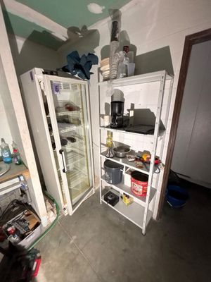 une photo d'une cuisine avec un réfrigérateur ouvert