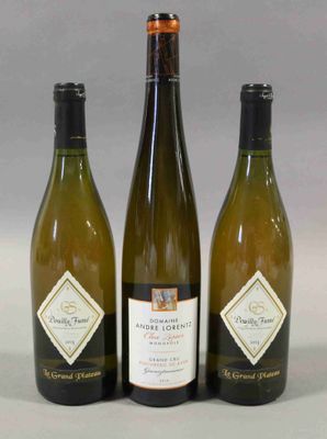 trois bouteilles de vin posées l'une à côté de l'autre sur une table