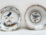 deux assiettes avec des oiseaux