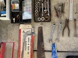 un grand nombre d'outils posés sur le sol
