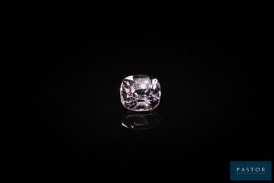un diamant rose sur fond noir