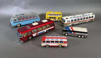 cinq types différents de petits bus sur une table