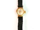 une montre attachée à un cordon noir