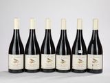 six bouteilles de vin sont alignées dans une rangée
