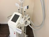 une machine posée sur un chariot dans une pièce