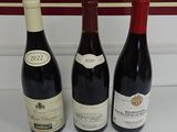 trois bouteilles de vin posées les unes à côté des autres sur un comptoir