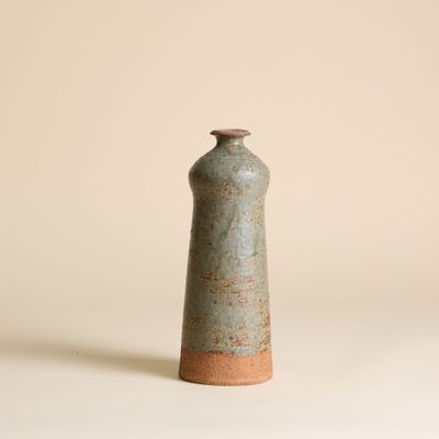 un petit vase posé sur une table