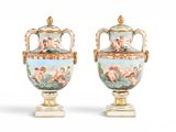 paire de vases anciens ornés de chérensils et de chérensils peints