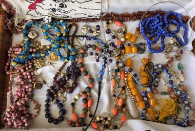 de nombreux colliers et bracelets différents disposés sur une table