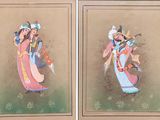 deux tableaux représentant une femme en robe rose et un homme en robe bleue