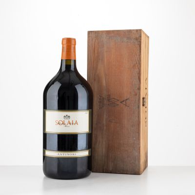 la bouteille de vin se trouve à côté d'une caisse en bois