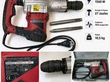 une photo d'une photo représentant une perceuse et d'autres outils