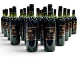 six bouteilles de vin sont alignées sur une surface blanche