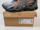une boîte sur laquelle figure une paire de chaussures de course Asics