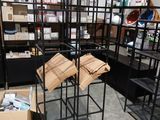 une pièce remplie de boîtes et d'étagères