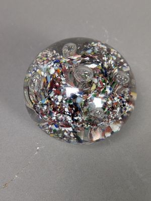 une photo d'une boule en verre recouverte de paillettes