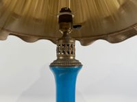 Lampe en opaline bleue et monture en laiton, l'abat jour en … (photo 4)