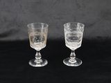 deux verres à vin posés sur une table noire