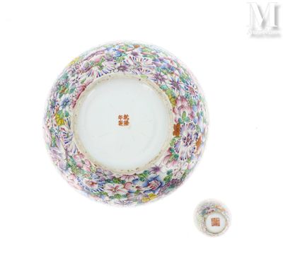 une assiette blanche ornée d'un motif multicolore