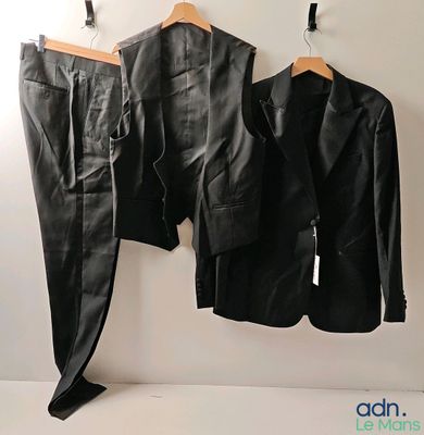 deux vestes en cuir noir accrochées au mur à côté d'un pantalon