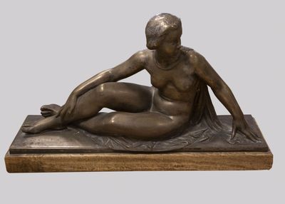 sculpture en bronze représentant une femme assise sur une couverture