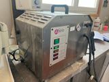 une machine posée sur un comptoir