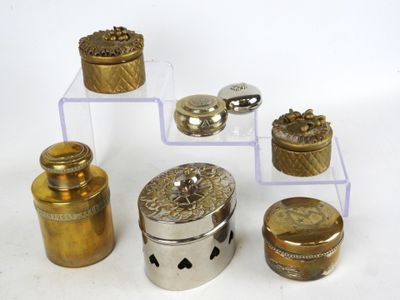 plusieurs types de bijoux différents exposés sur une table