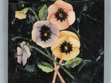 une photo d'un tableau de fleurs sur le mur