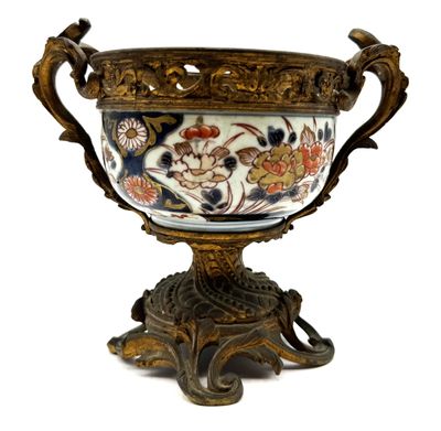 un grand vase décoré, posé sur un socle, sur fond blanc