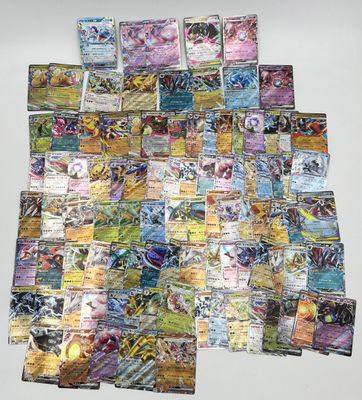 une pile de cartes pokemon posées les unes sur les autres