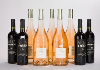 six bouteilles de vin sont alignées sur une table